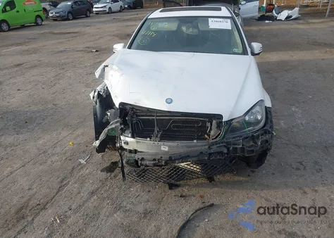 2013 Mercedes-Benz C 250 Sport z USA, uszkodzony, nr VIN WDDGF4HB8DA806328